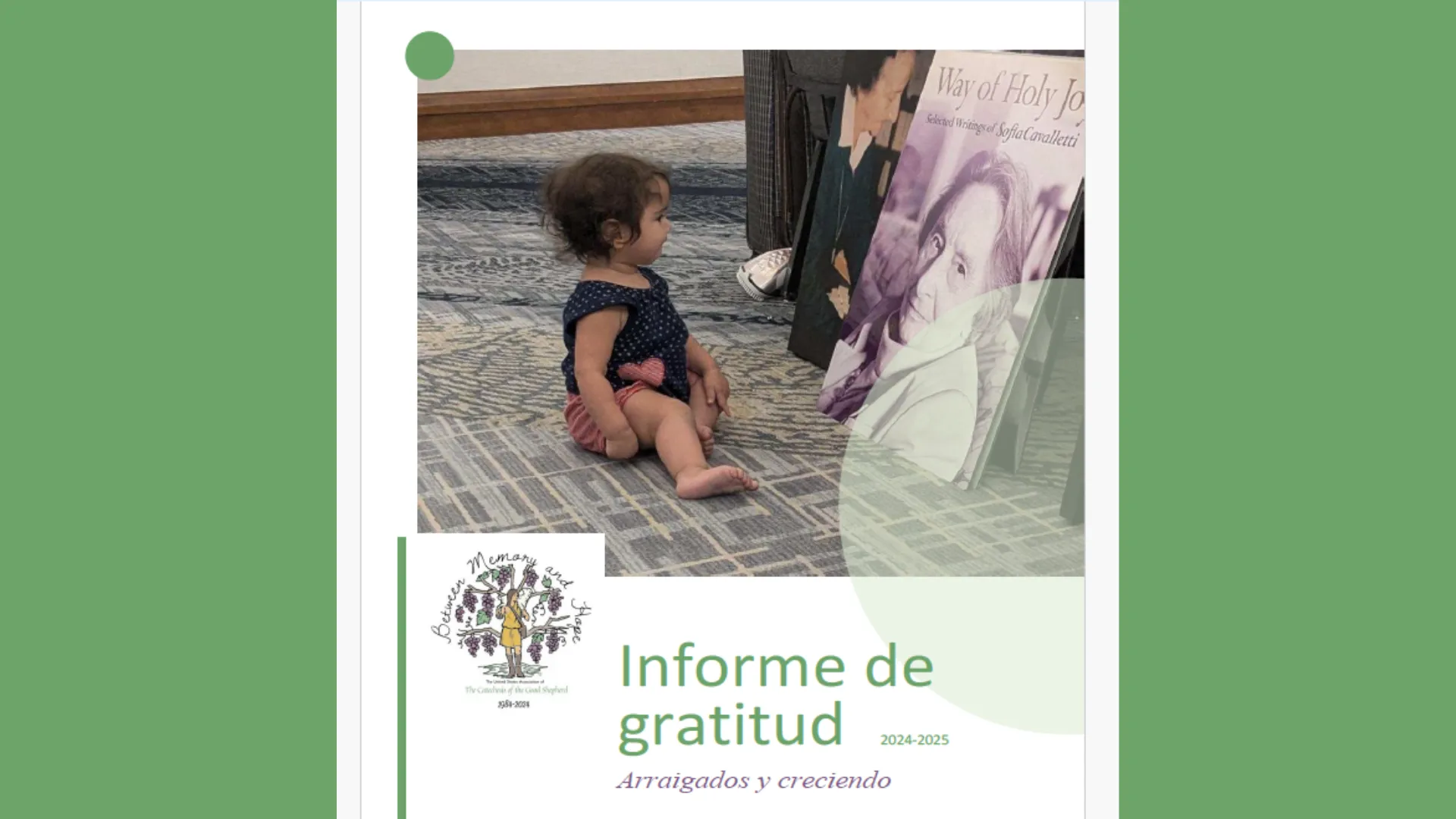 A toddler sits on a carpeted floor looking at a large photo display; the cover text reads “Informe de gratitud 2020-2025” and includes a coat of arms.